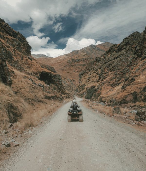 Montaña de 7 colores en cuatrimoto con paisajes andinos durante tour de aventura desde Cusco