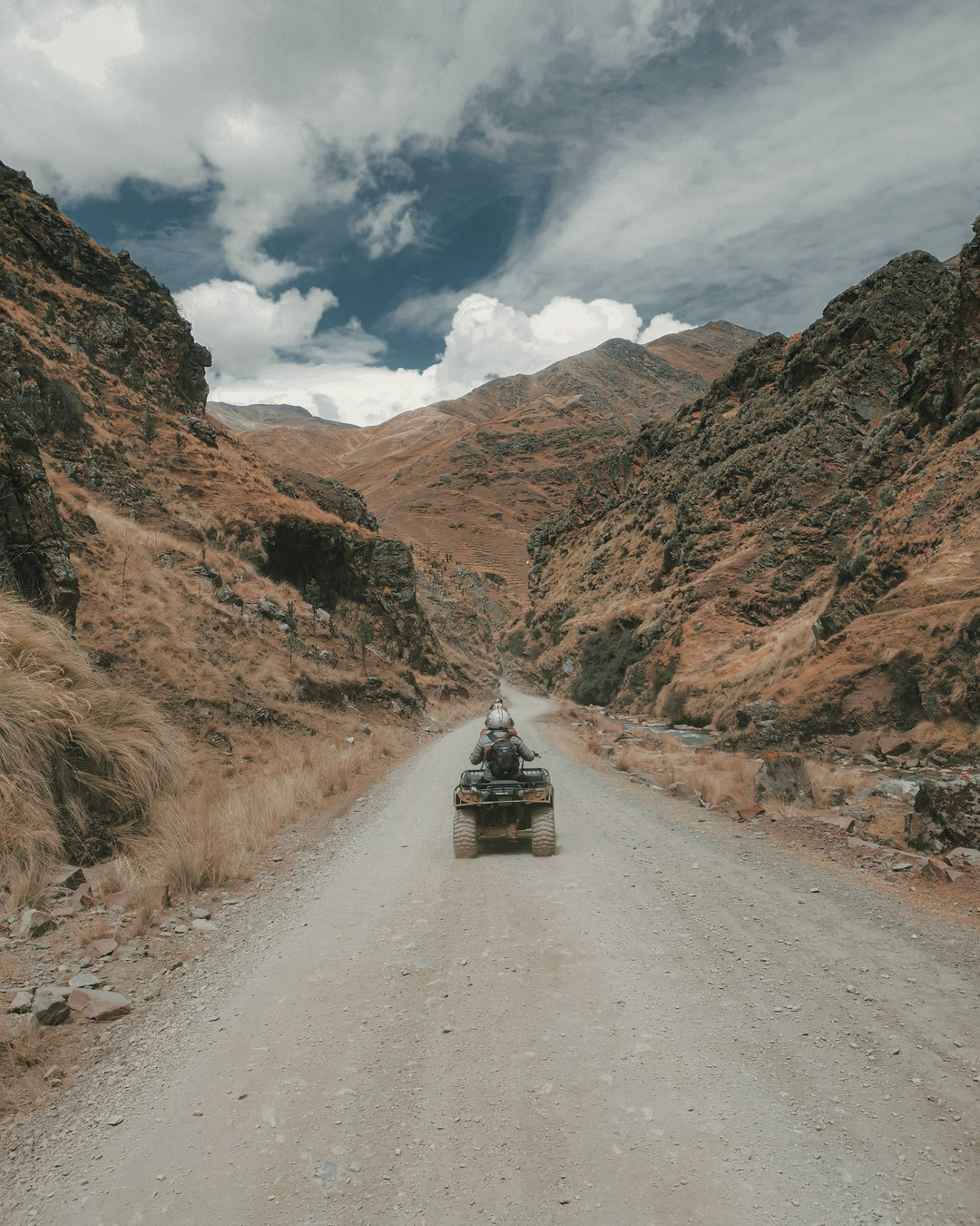 Montaña de 7 colores en cuatrimoto con paisajes andinos durante tour de aventura desde Cusco