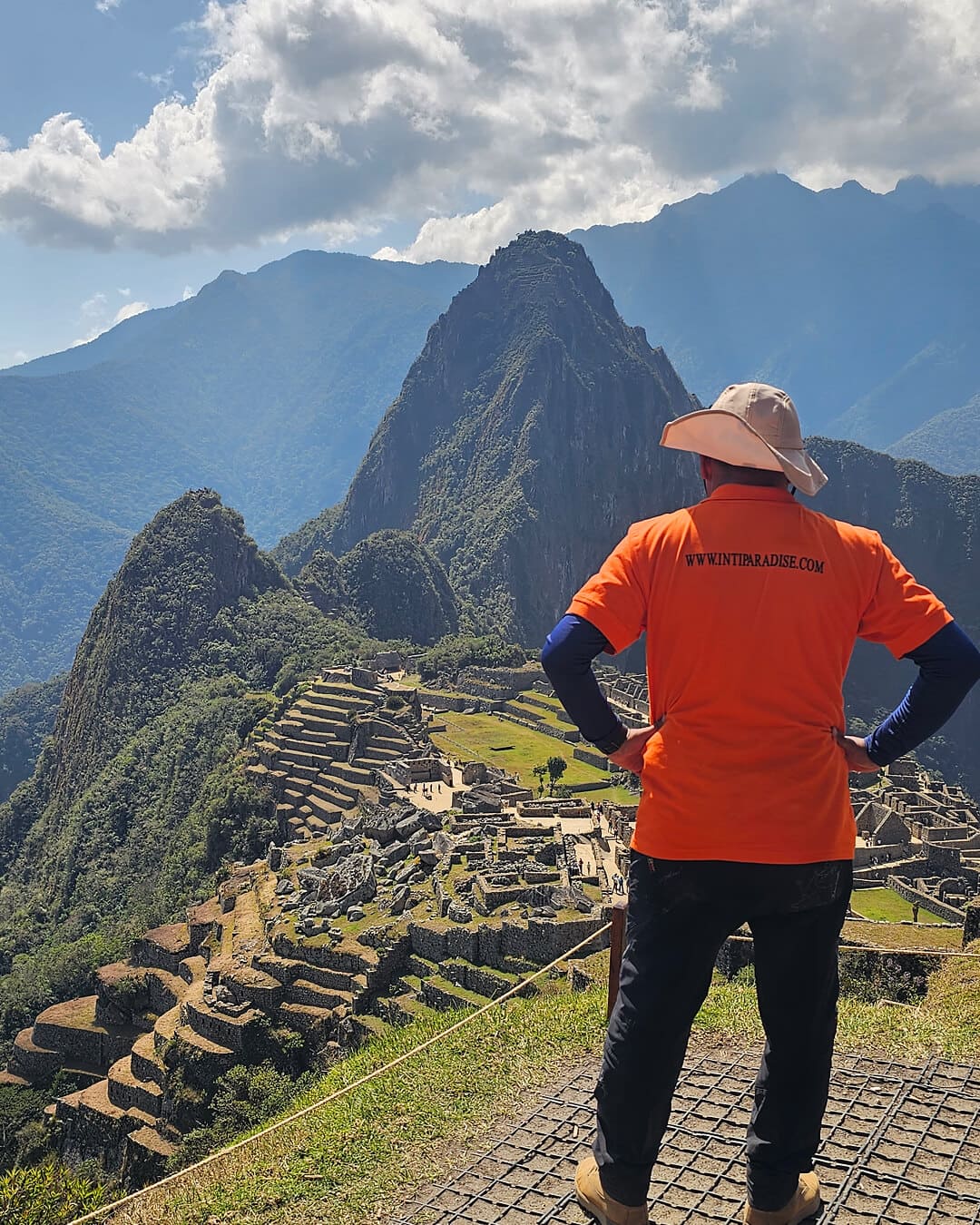 Vista famosa hacia las montañas y ruinas de Machu Picchu