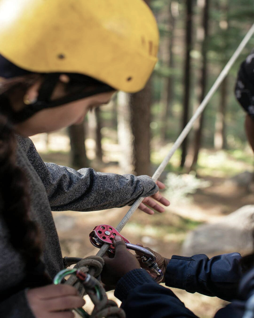 Escalada en roca en Cusco con vistas a los Andes durante actividad de aventura
