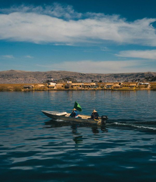 Pequeño bote frente a las islas Uros en el lago Titicaca, el lago navegable más alto del mundo