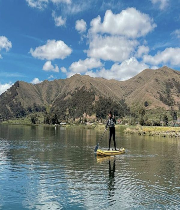 Laguna Piuray cerca de Cusco rodeada de montañas y naturaleza andina