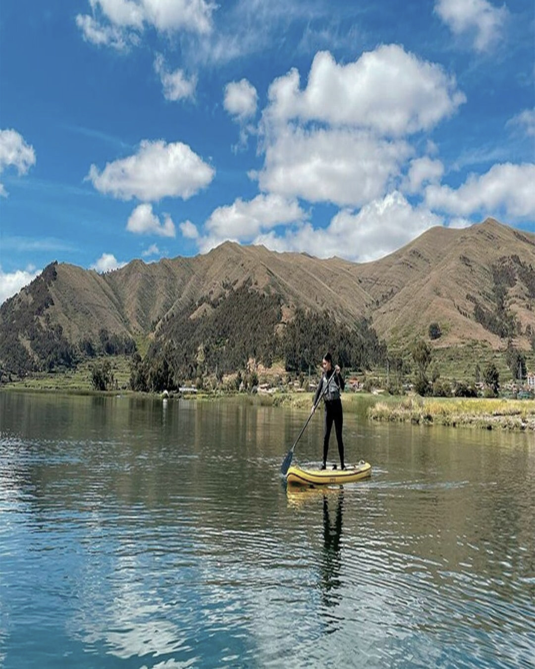 Laguna Piuray cerca de Cusco rodeada de montañas y naturaleza andina