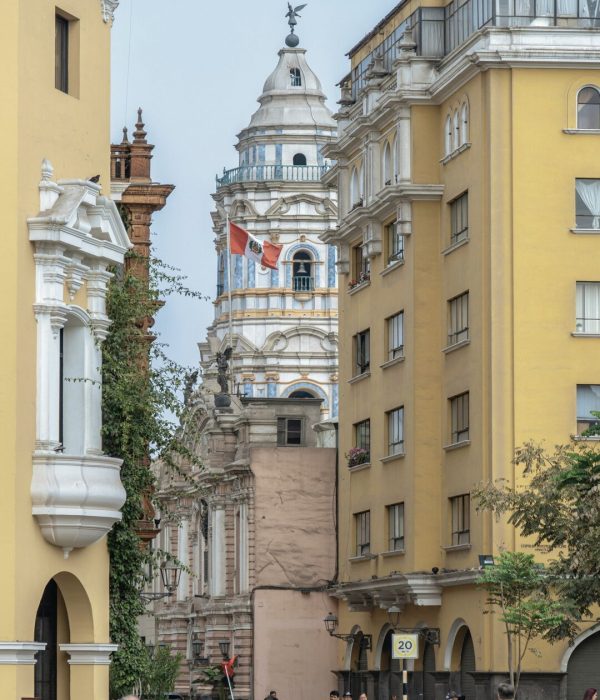 Centro histórico de Lima con edificios coloniales y bandera de Perú