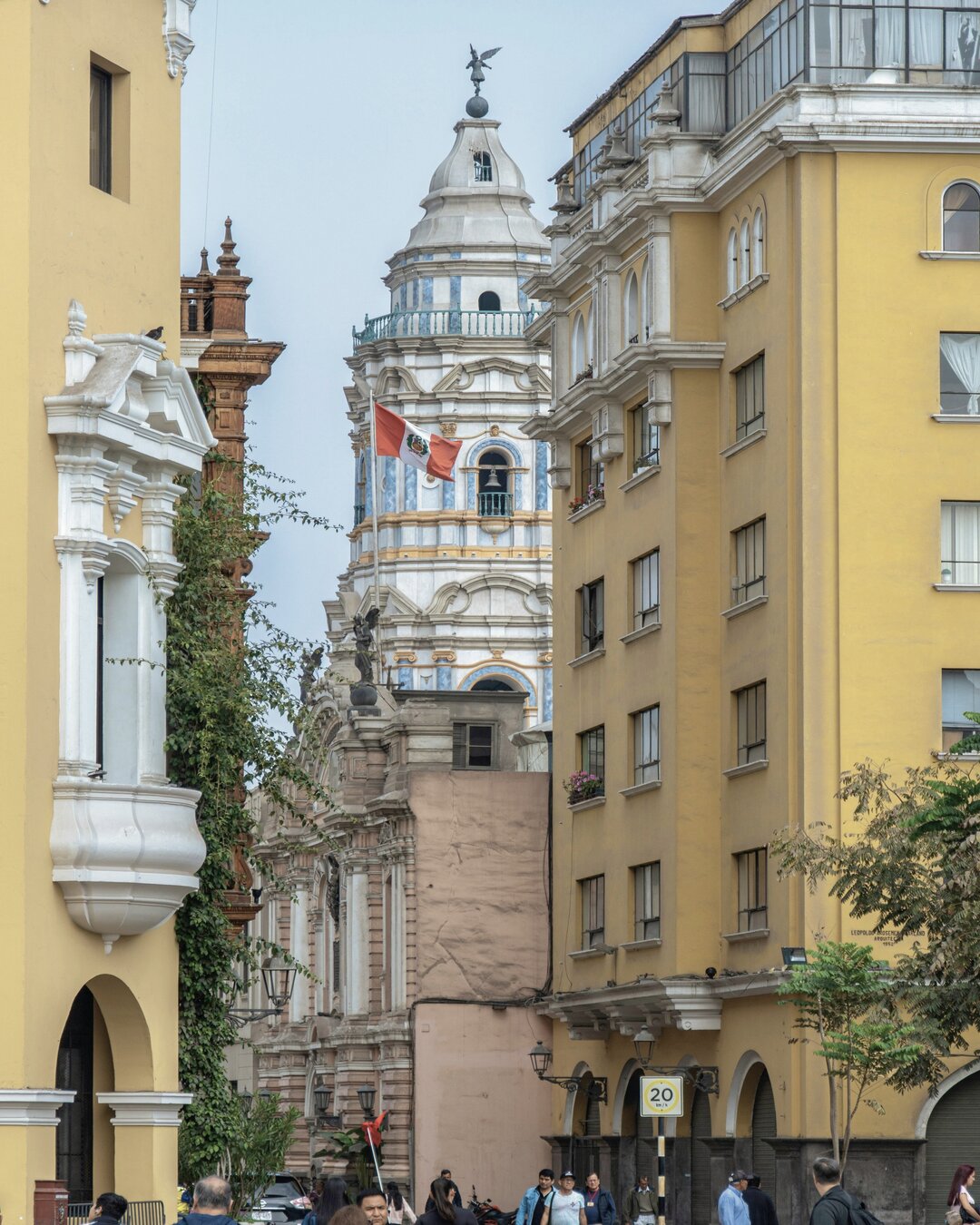 Centro histórico de Lima con edificios coloniales y bandera de Perú