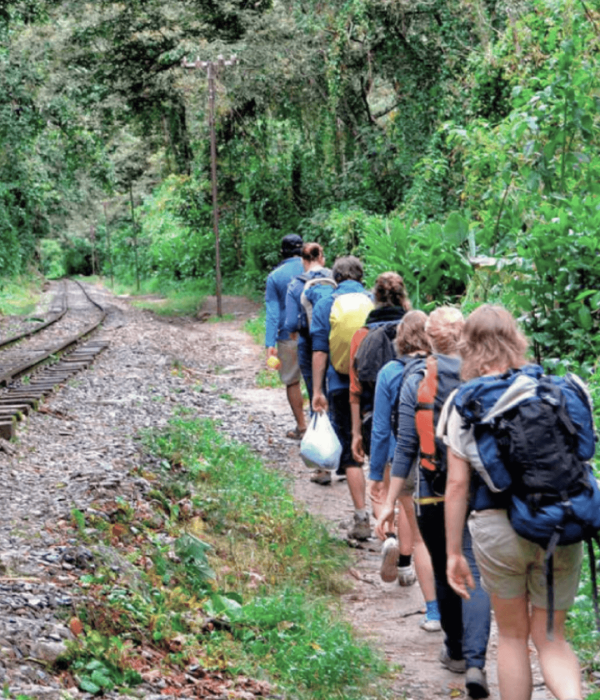 Grupo de viajeros caminando desde Hidroeléctrica hacia Machu Picchu por ruta alternativa
