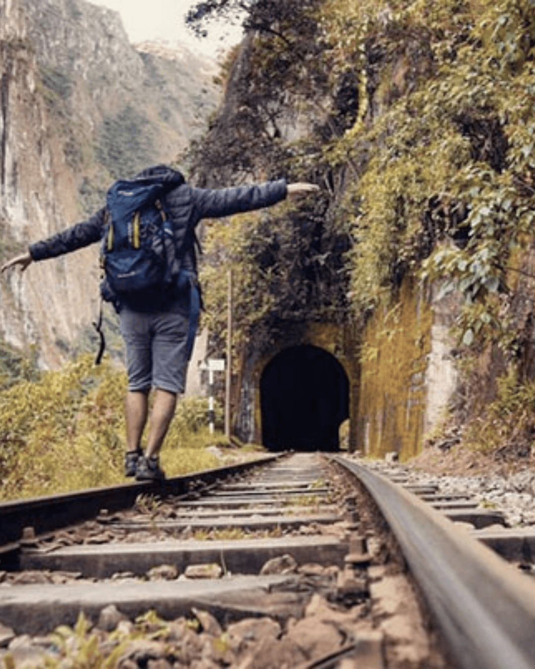 Hombre caminando sobre vías del tren hacia Machu Picchu en ruta menos turística