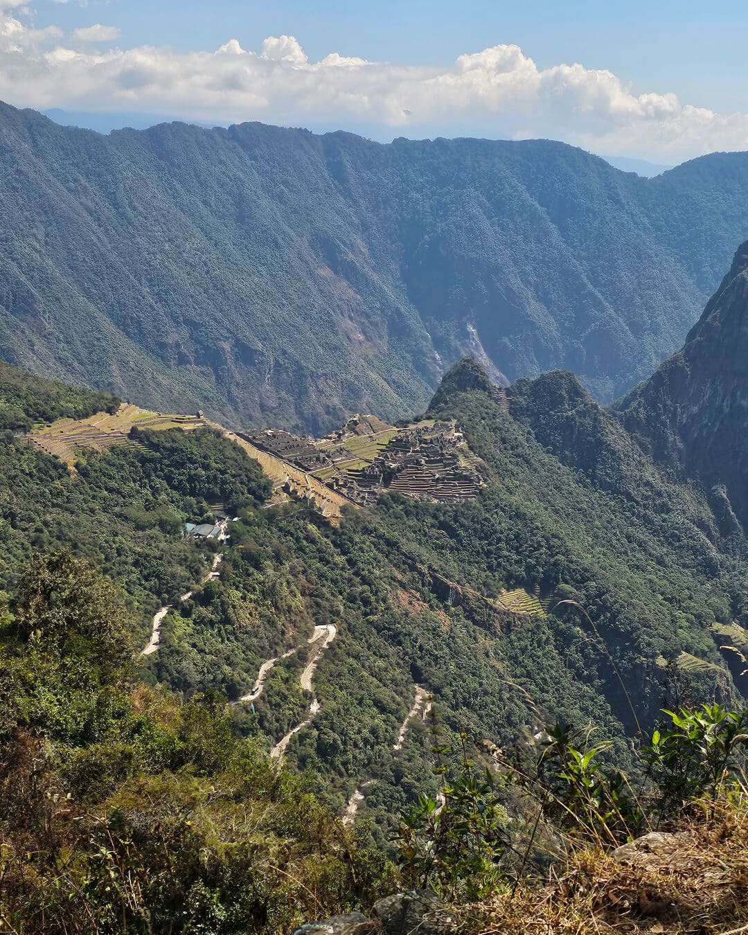 Vista hacia Machu Picchu desde la distancia, el momento mas especial del camino inca