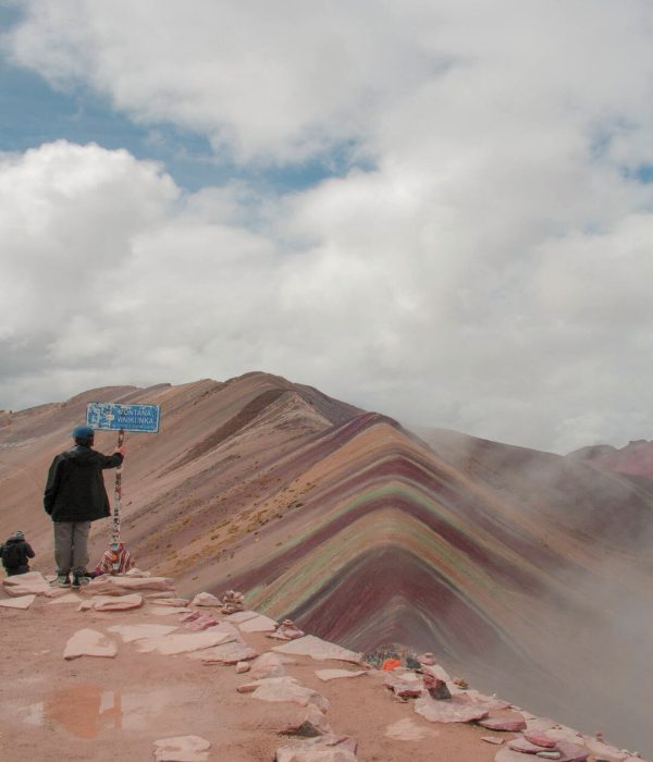 Montaña de 7 colores Vinicunca en Cusco con paisajes andinos durante excursión guiada
