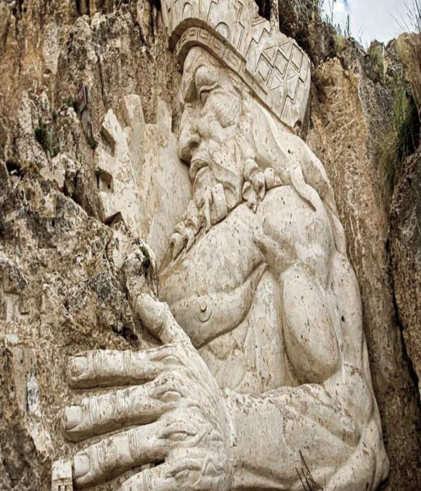 Esculturas de la Morada de los Dioses en Cusco durante visita cultural al aire libre