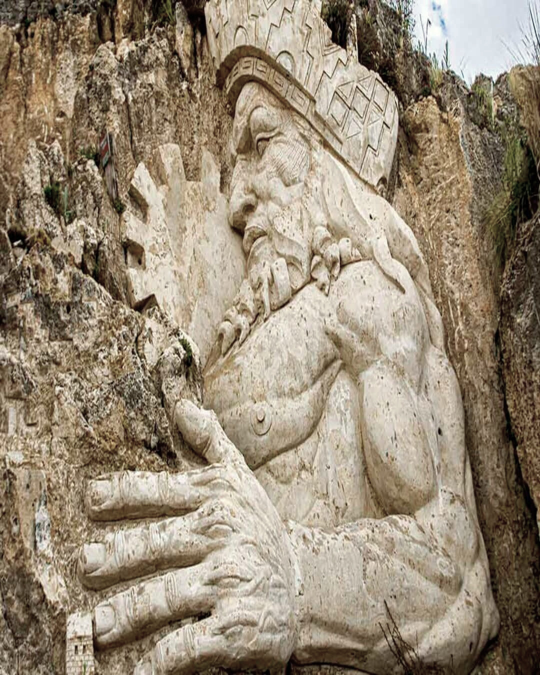 Esculturas de la Morada de los Dioses en Cusco durante visita cultural al aire libre