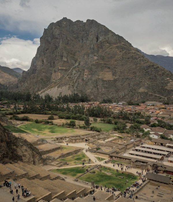 Terrazas agrícolas incas en el Valle Sagrado durante tour guiado desde Cusco