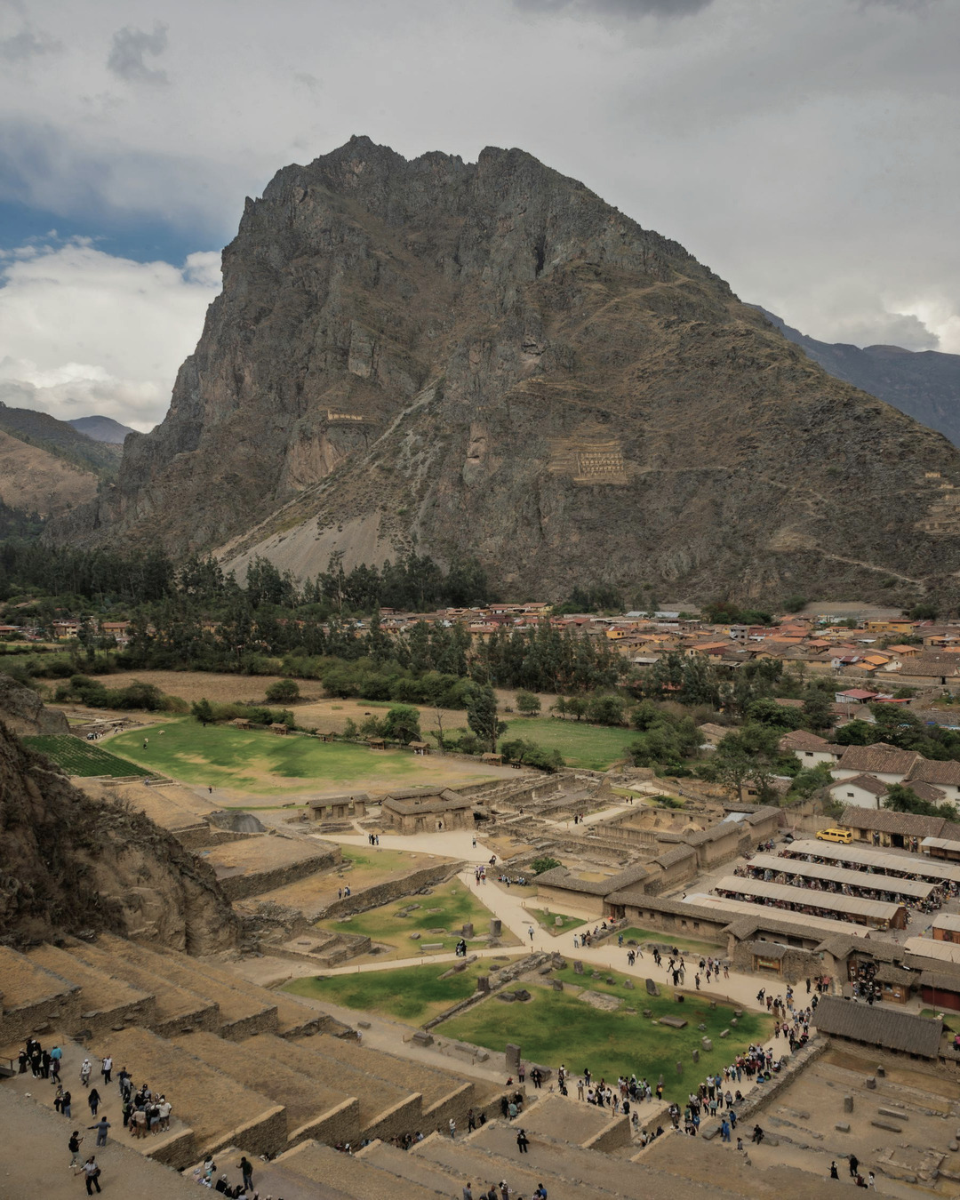 Terrazas agrícolas incas en el Valle Sagrado durante tour guiado desde Cusco