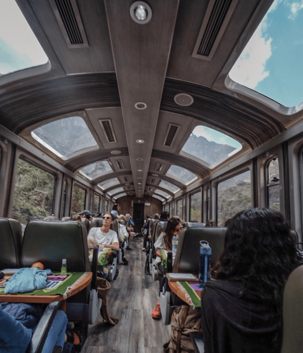 Tren Vistadome con ventanas panorámicas hacia Machu Picchu con vistas a los Andes