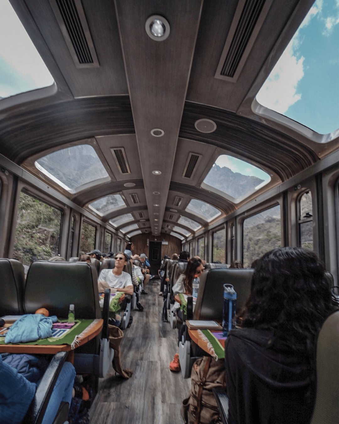 Tren Vistadome con ventanas panorámicas hacia Machu Picchu con vistas a los Andes
