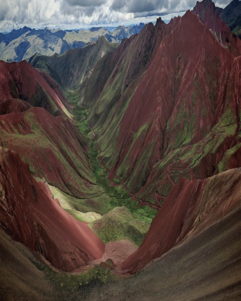 Valle Rojo cerca de la Montaña de 7 colores con formaciones rojizas en paisaje andino