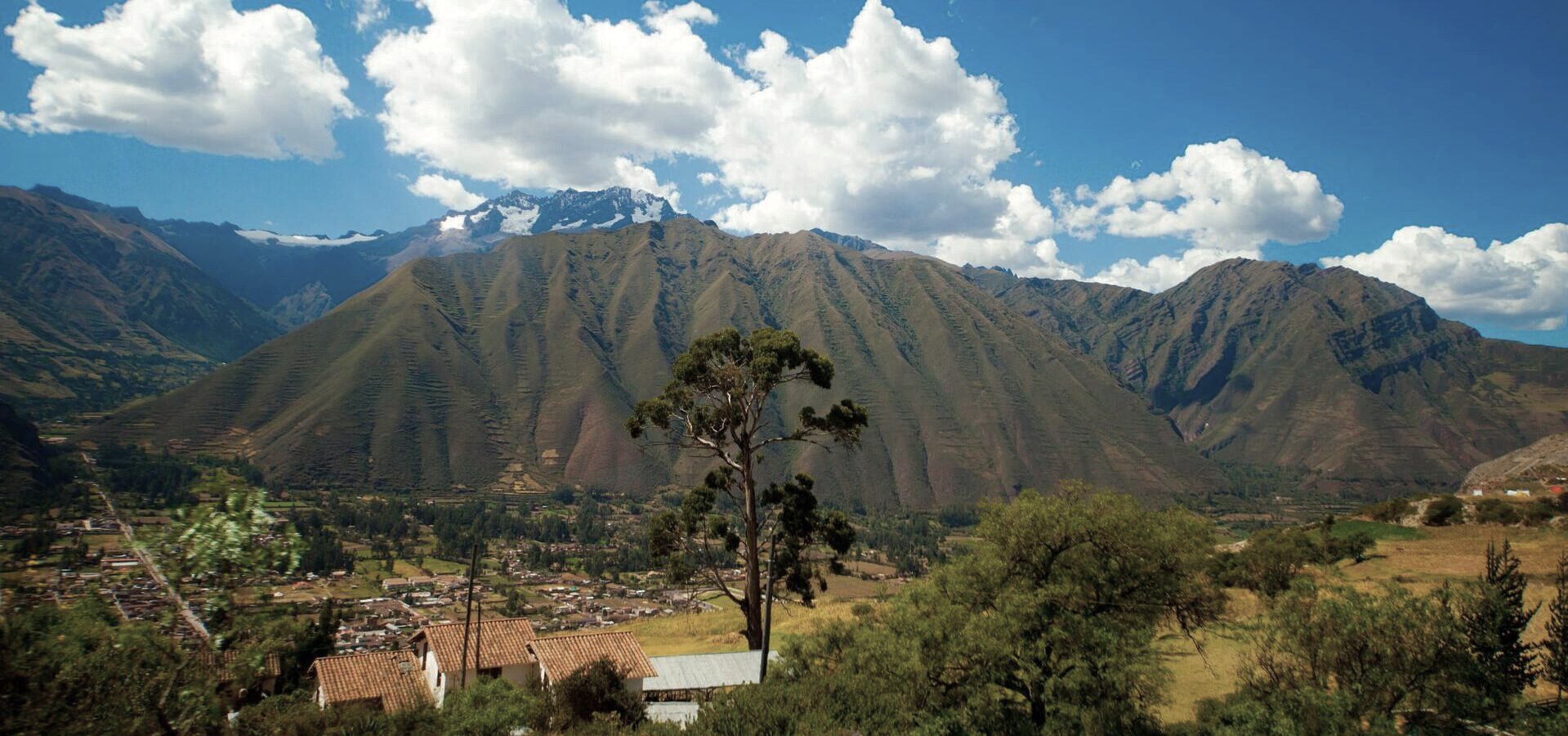 Paisaje montañoso del Valle Sagrado de los Incas, destino ideal para una excursión de un día desde Cusco