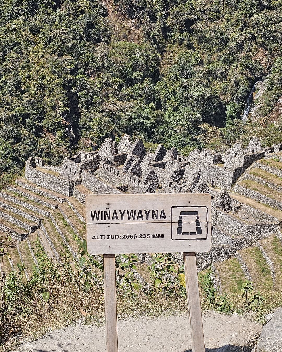Letrero Wiñay Wayna con ruinas en camino inca corto de 2 dias