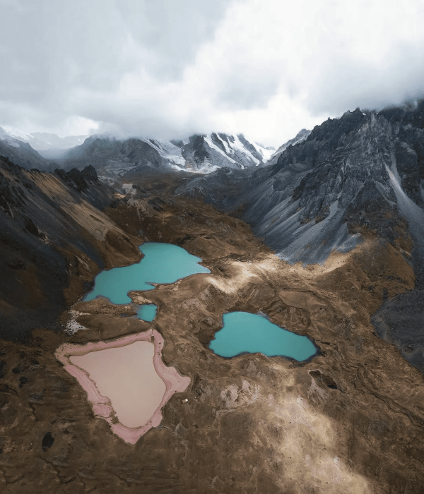 Lagunas de Ausangate con aguas de diferentes colores en paisaje andino durante tour desde Cusco