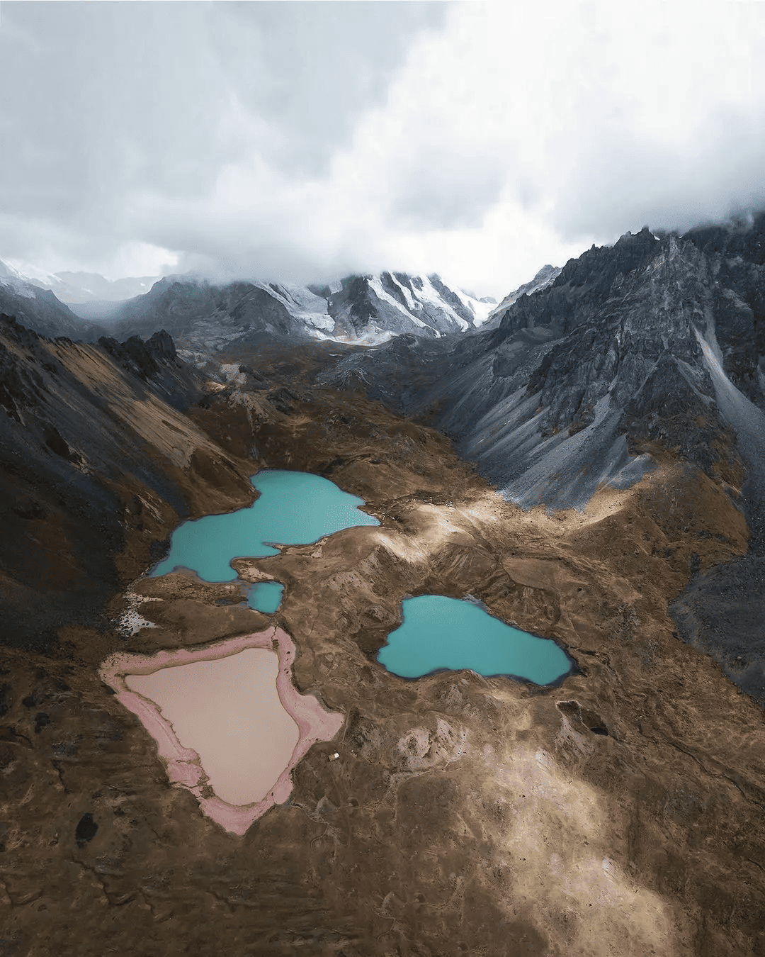 Lagunas de Ausangate con aguas de diferentes colores en paisaje andino durante tour desde Cusco