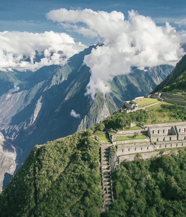 Complejo arqueológico de Choquequirao rodeado de montañas durante trekking en Perú