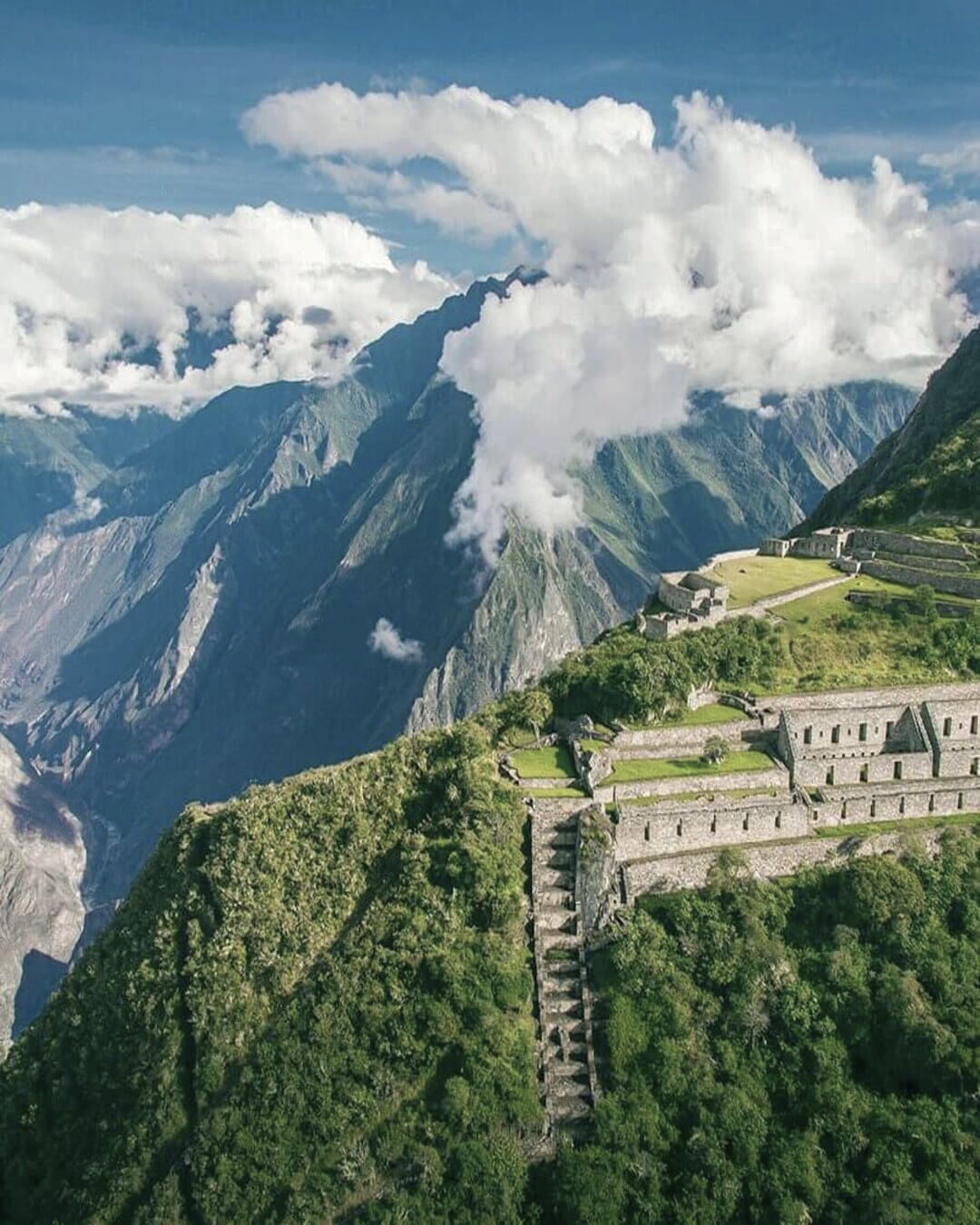 Complejo arqueológico de Choquequirao rodeado de montañas durante trekking en Perú