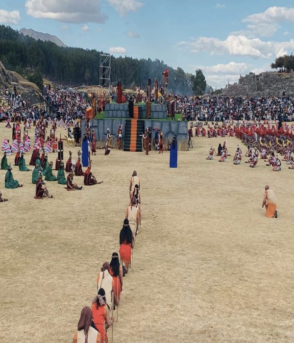 Representación del Inti Raymi en Cusco con trajes tradicionales y ceremonia inca