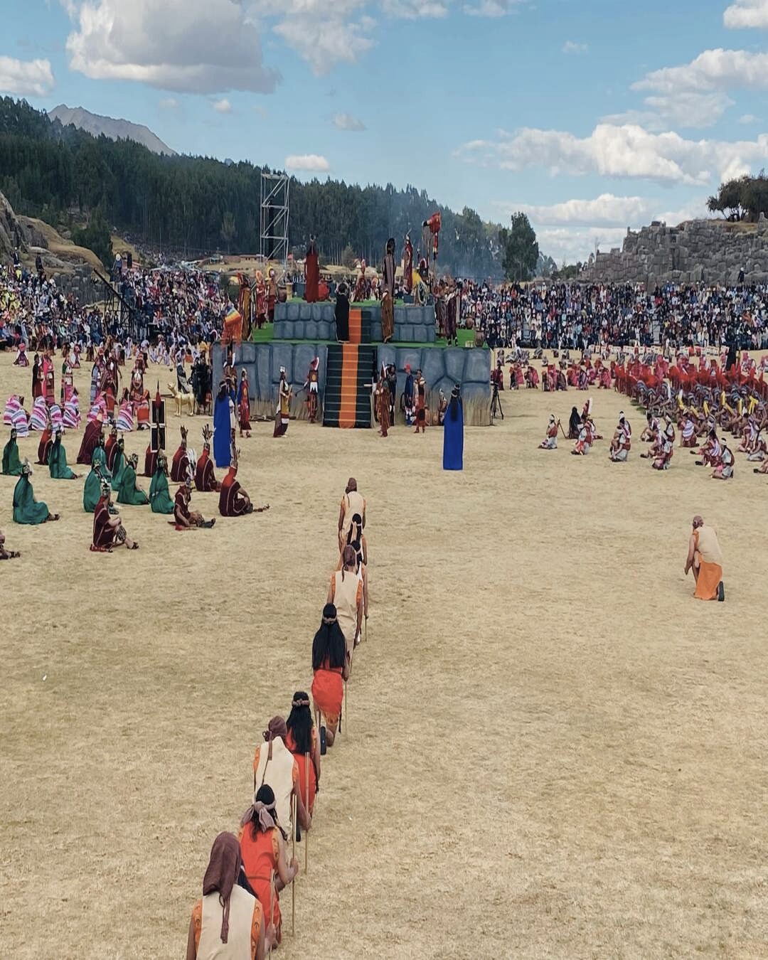 Representación del Inti Raymi en Cusco con trajes tradicionales y ceremonia inca