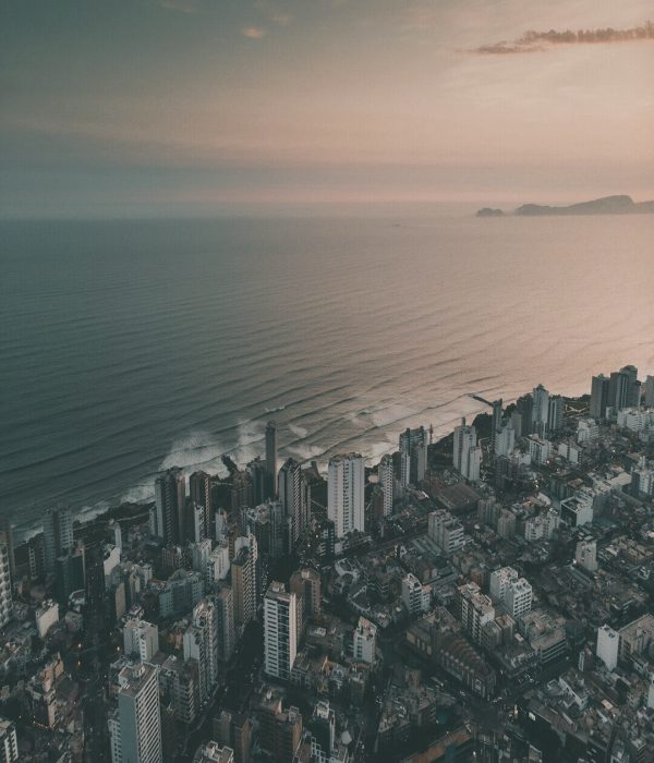 Skyline de Lima con vista al océano Pacífico desde la costa