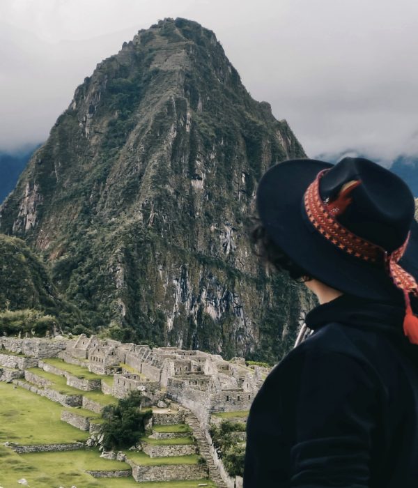 Mujer con sombrero observando Machu Picchu, una de las siete maravillas del mundo