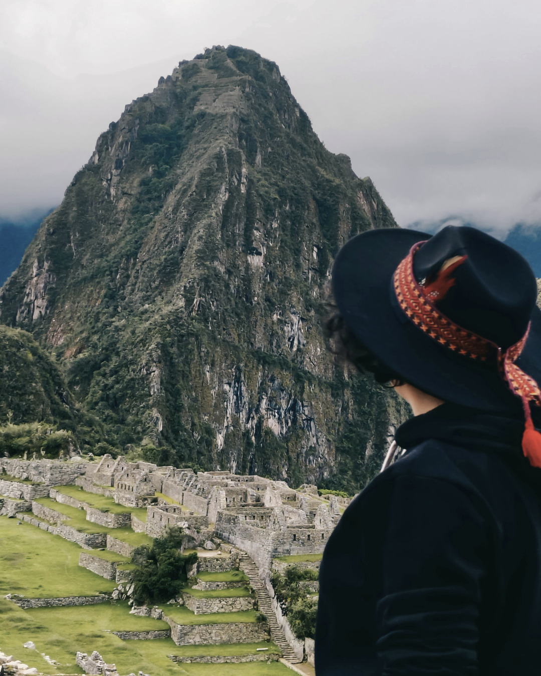 Mujer con sombrero observando Machu Picchu, una de las siete maravillas del mundo