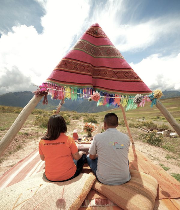 Pareja disfrutando de un picnic en Mountain View Lodge en el Valle Sagrado