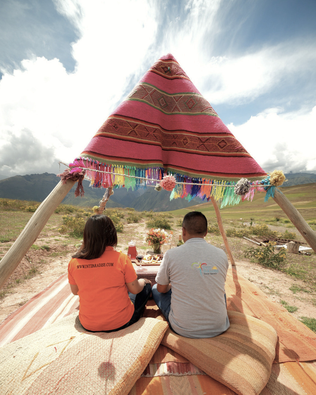 Pareja disfrutando de un picnic en Mountain View Lodge en el Valle Sagrado