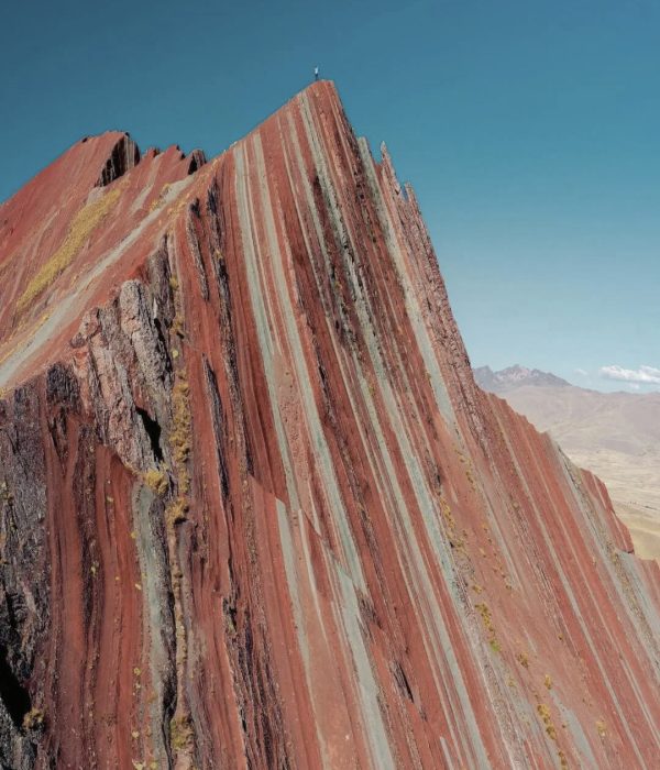 Montaña Pallay Punchu con formaciones puntiagudas y colores naturales en los Andes peruanos