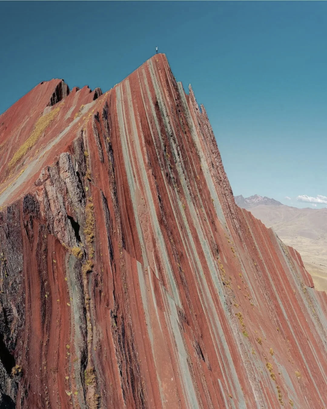 Montaña Pallay Punchu con formaciones puntiagudas y colores naturales en los Andes peruanos
