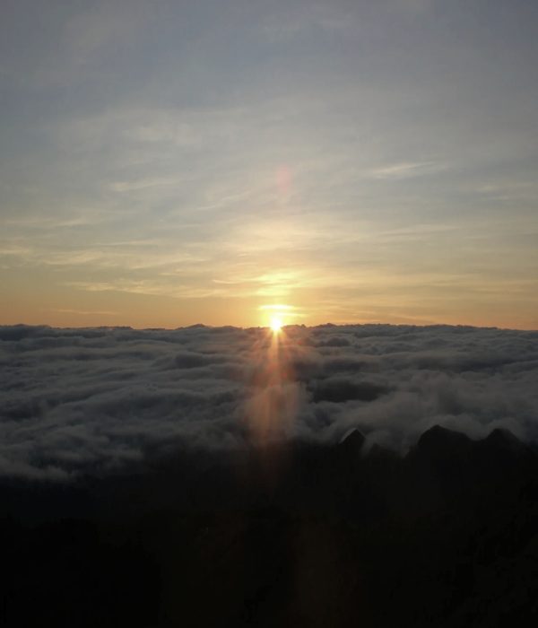 Amanecer en Paucartambo con vistas a los Andes y paisaje tradicional cerca de Cusco