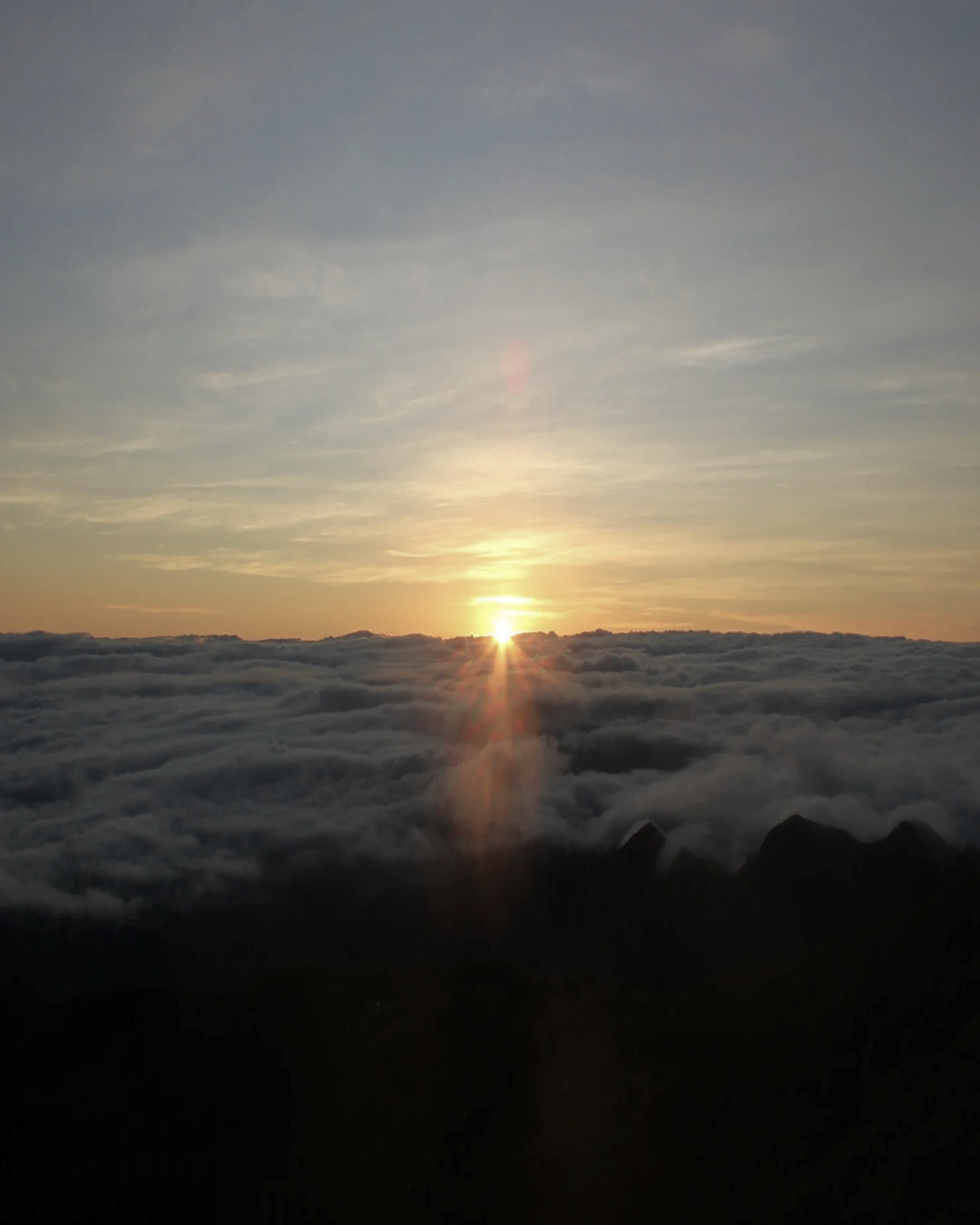 Amanecer en Paucartambo con vistas a los Andes y paisaje tradicional cerca de Cusco