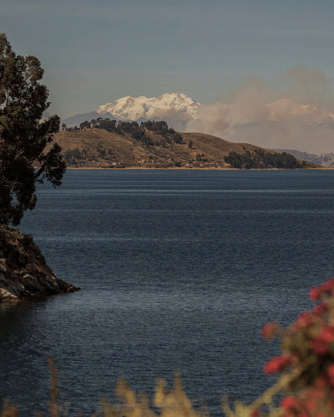 Lago Titicaca con aguas claras y montañas andinas al fondo en la región de Puno