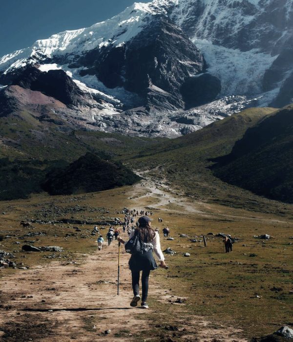 Mujer frente a montañas durante el Salkantay Trek de 4 días en ruta a Machu Picchu
