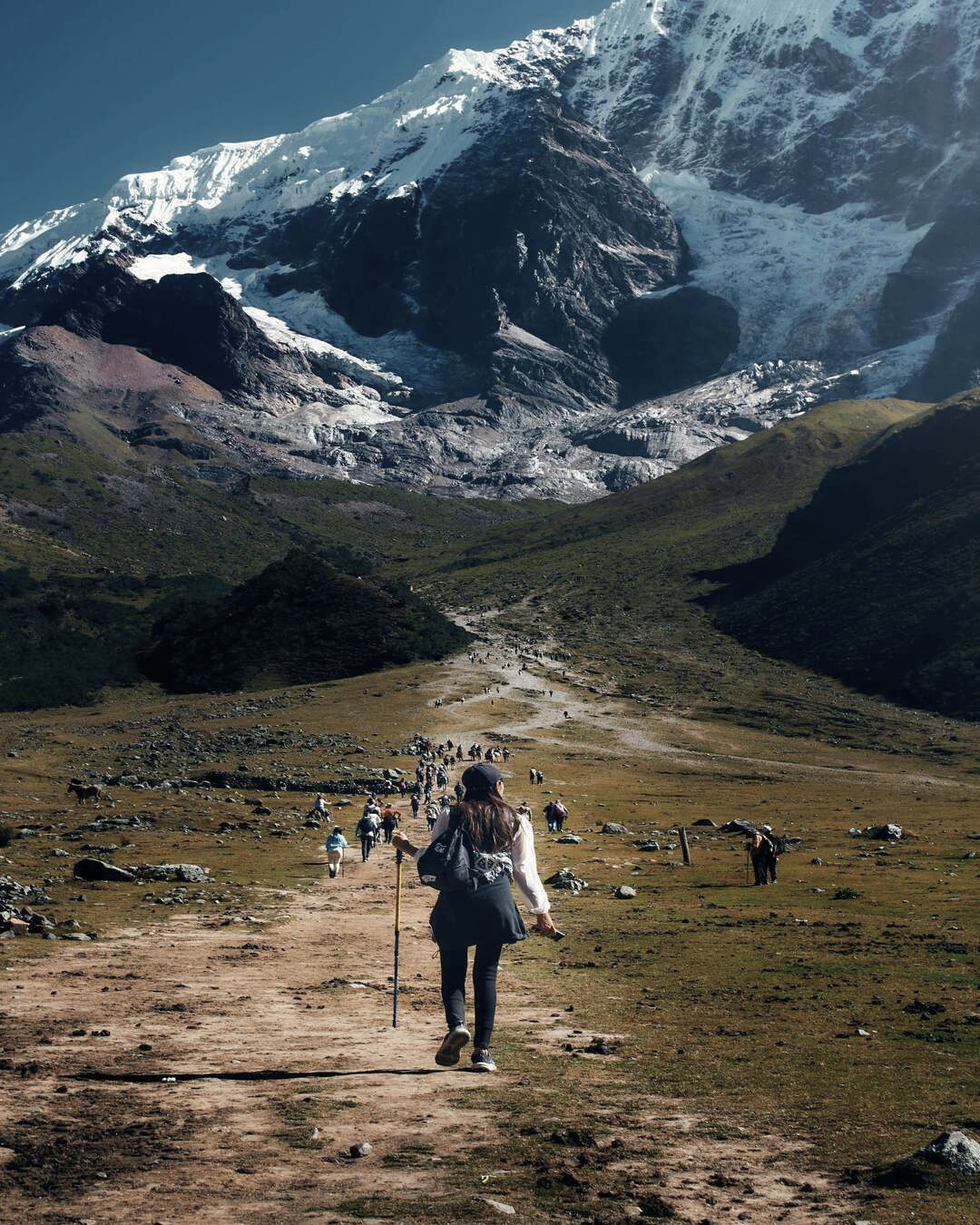 Mujer frente a montañas durante el Salkantay Trek de 4 días en ruta a Machu Picchu