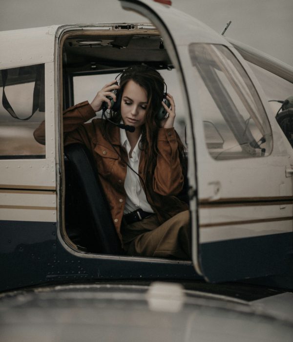 Mujer en avioneta durante sobrevuelo de las Líneas de Nazca en Perú