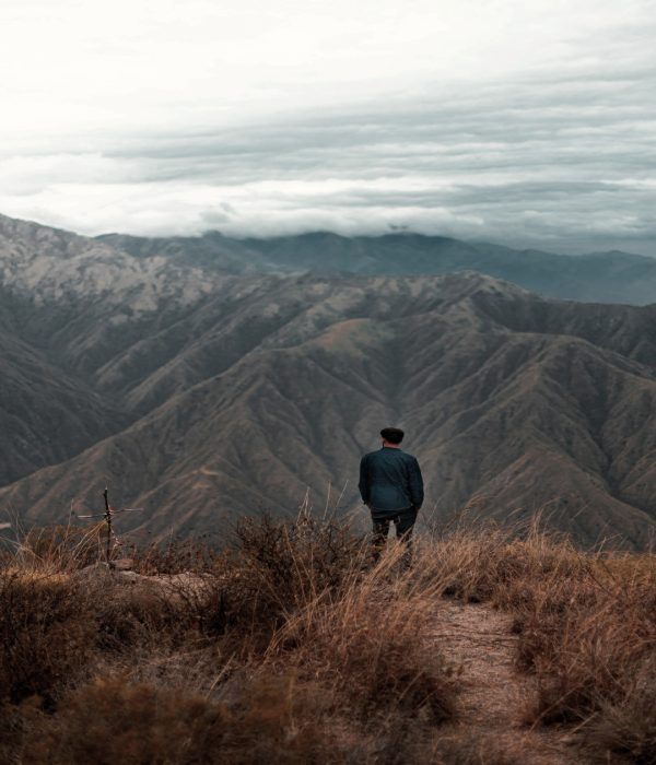 Hombre admirando el Valle Sagrado de los Incas con paisaje andino cerca de Cusco