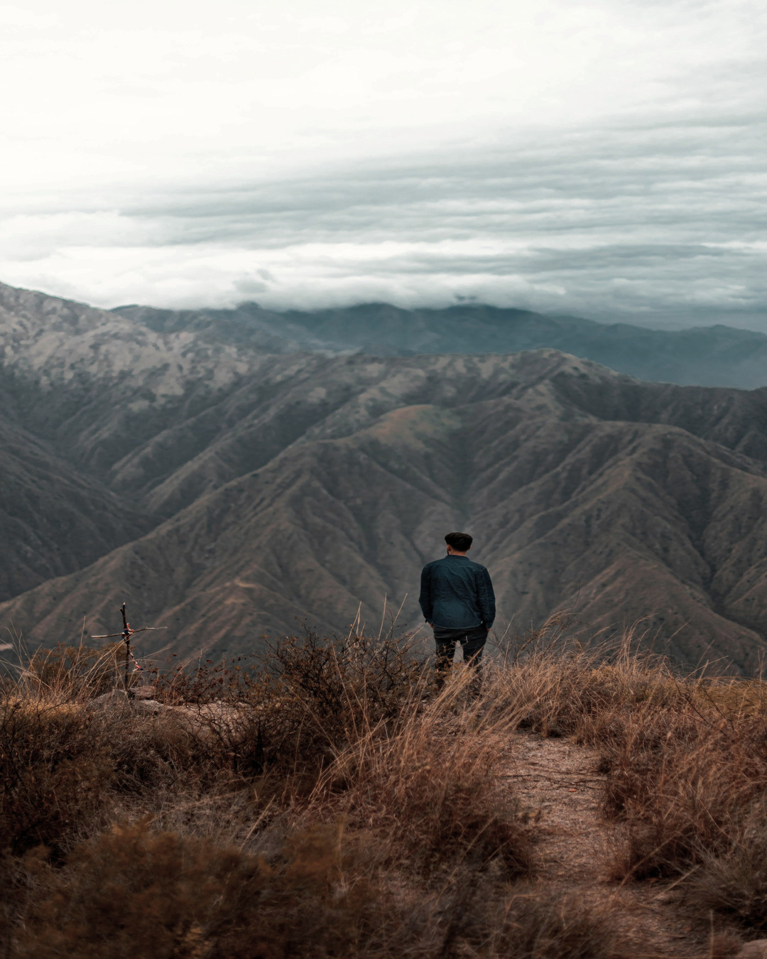 Hombre admirando el Valle Sagrado de los Incas con paisaje andino cerca de Cusco