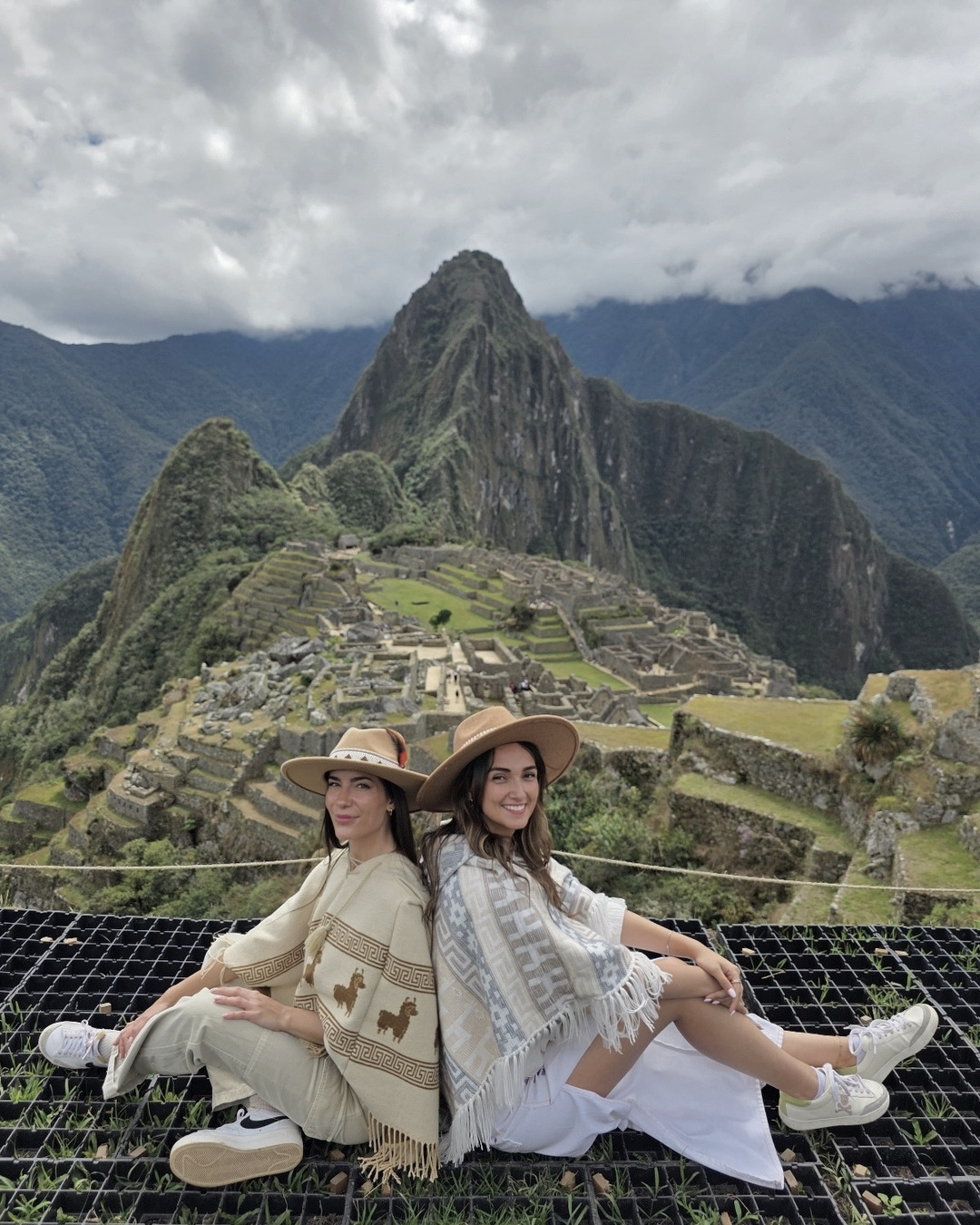 Vista panorámica clásica de Machu Picchu desde el Circuito 1 con terrazas superiores