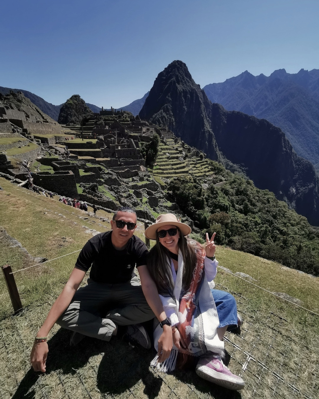 Vista desde la parte baja de Machu Picchu en el Circuito 3 con enfoque en las estructuras internas