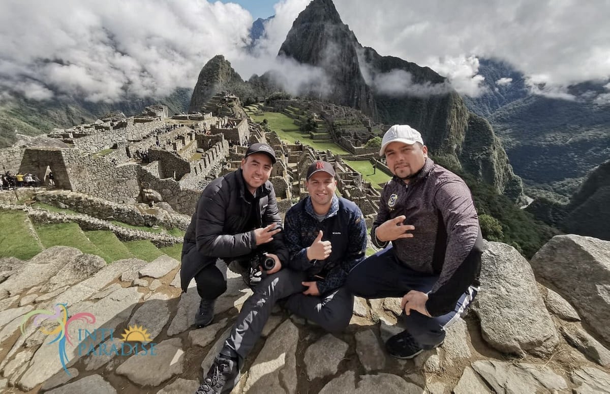 Clientes satisfechos de Inti Paradise con la icónica montaña de Machu Picchu