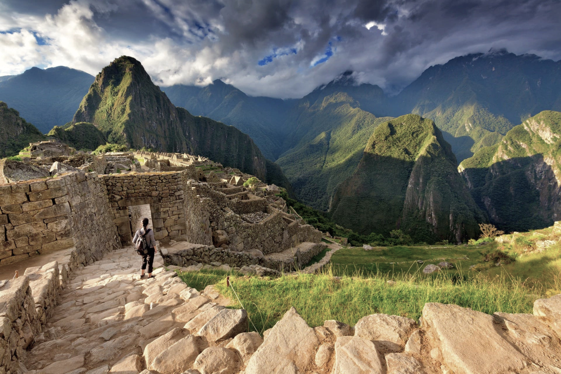 Visitante recorriendo Machu Picchu, la antigua ciudad Inca