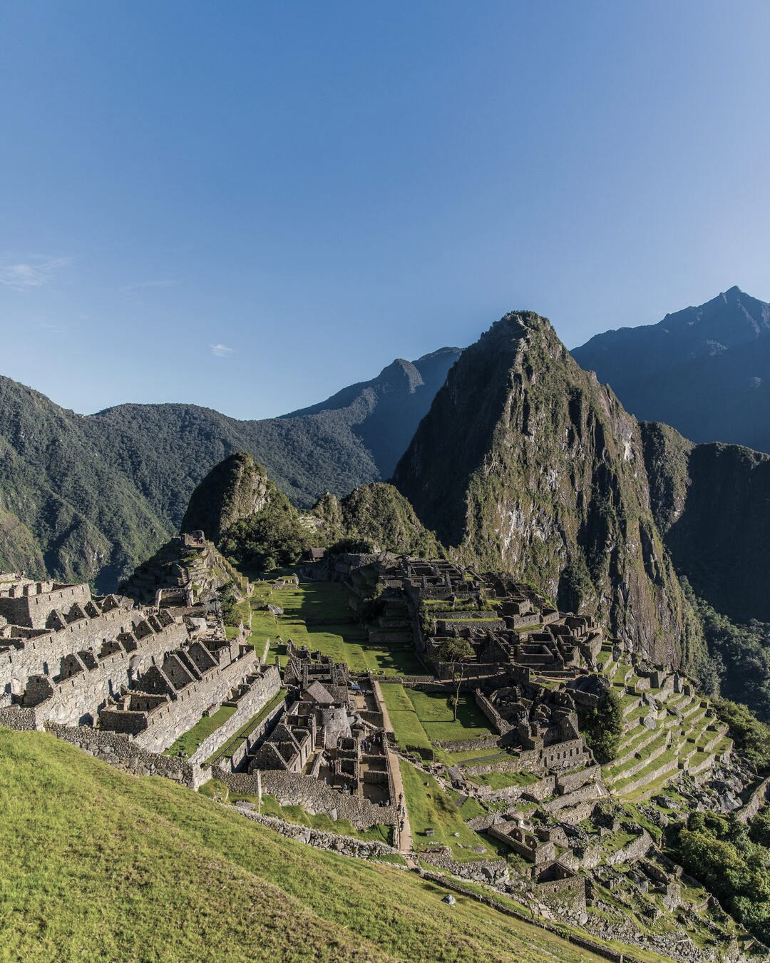 Machu Picchu con cielo azul durante la temporada seca de mayo a septiembre