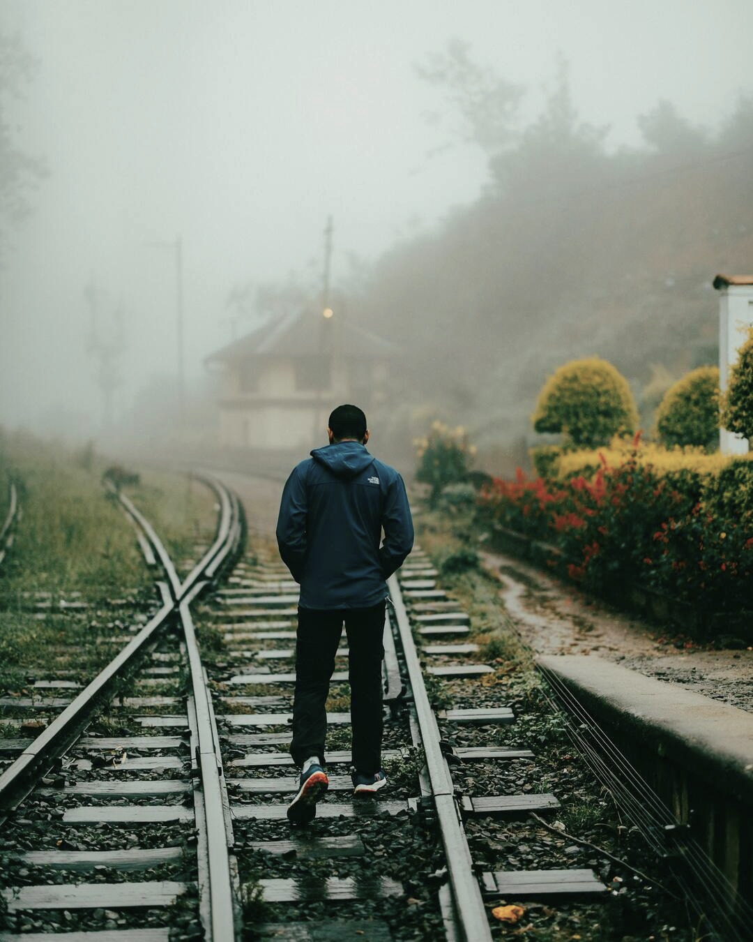 Hombre caminando por las vías rumbo a Machu Picchu tras no planificar bien su visita al destino