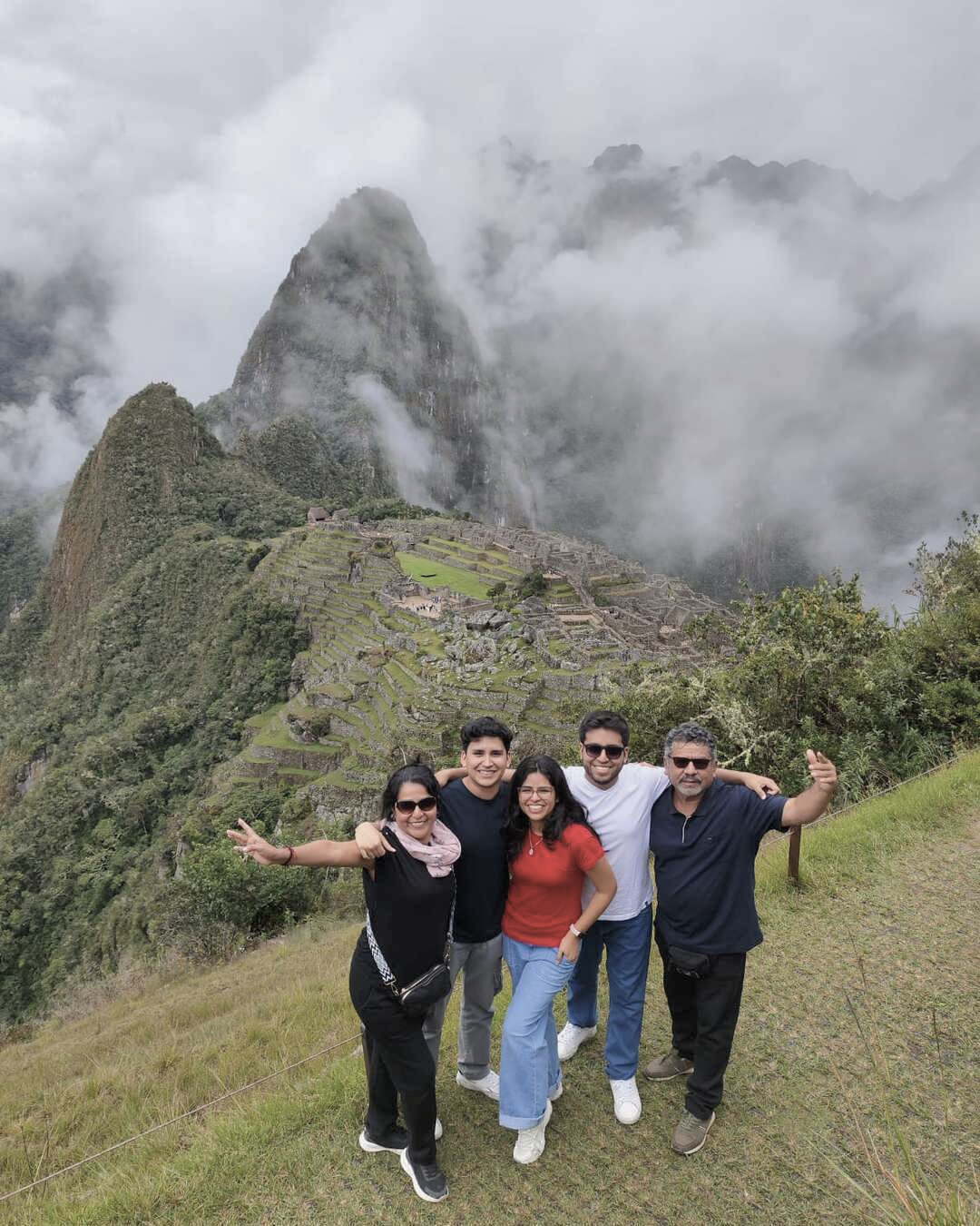 Machu Picchu con neblina y nubes durante la temporada de lluvias de octubre a abril